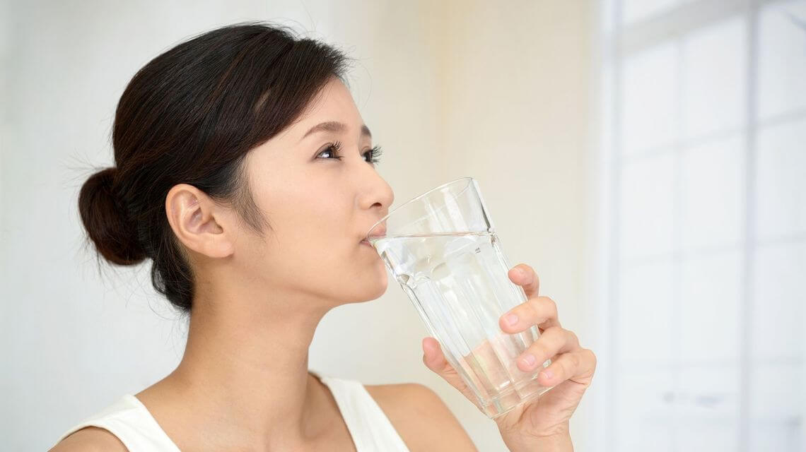 夏バテ予防に水分補給する女性